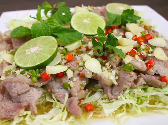 หมูมะนาว เมนูกับแกล้มสุดแซ่บ พร้อมวิธีหมักหมูนุ่ม