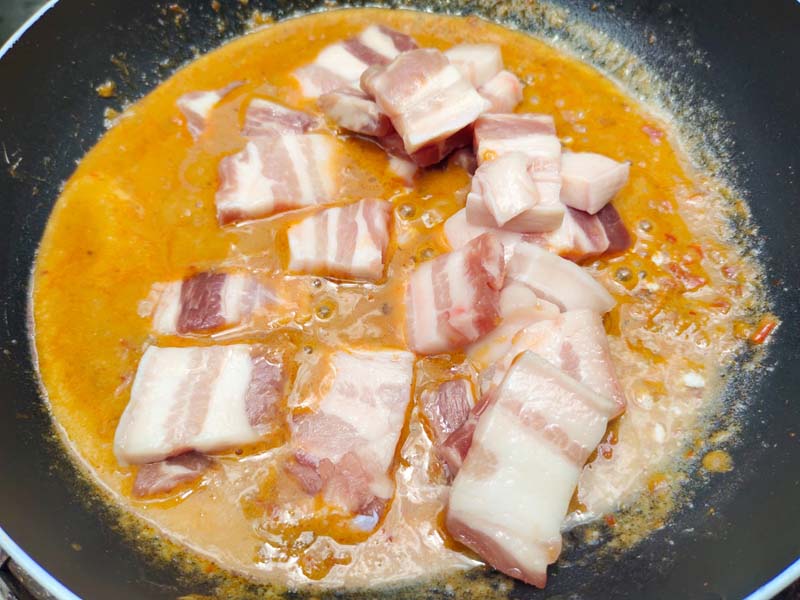 แกงเผ็ดหมูสามชั้นมะเขือเปราะ