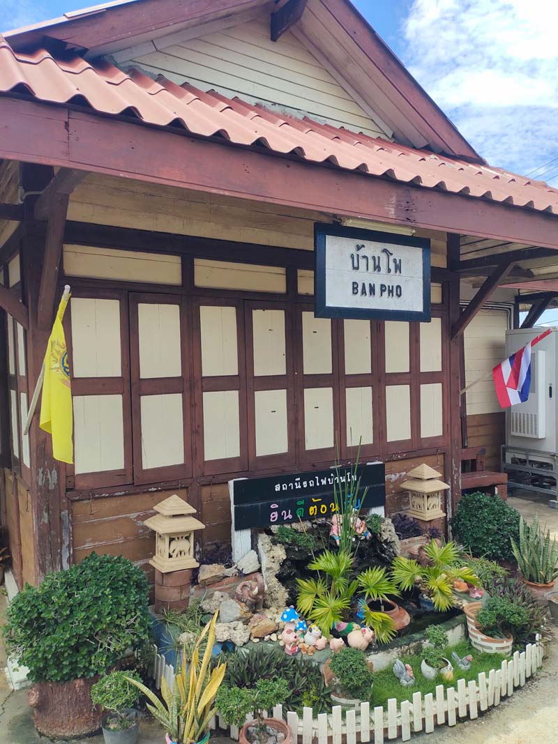 นั่งรถไฟไปเที่ยวอยุธยา