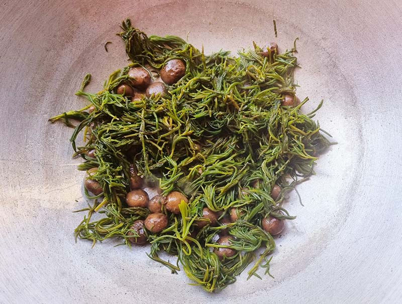 แกงเผ็ดเห็ดเผาะใบชะคราม