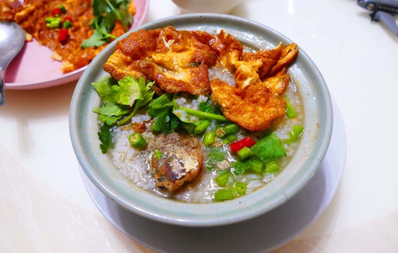 ข้าวต้มปลากระป๋อง ไข่เจียวซอสปลากระป๋อง