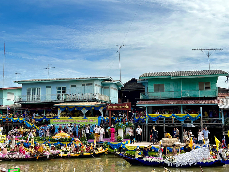 แห่เทียนพรรษาทางน้ำที่ลาดชะโด 2568 อยุธยา
