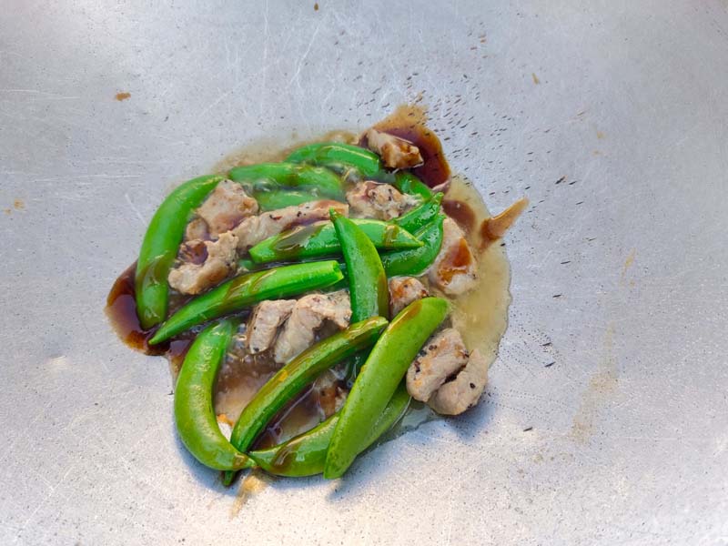 ถั่วลันเตาผัดหมูพริกไทยดำ