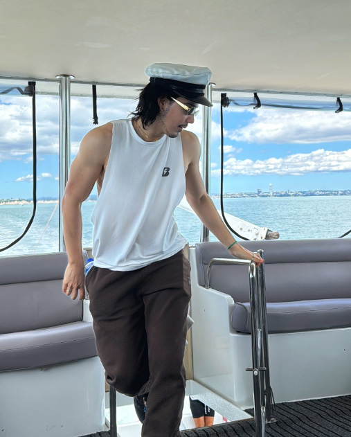 5 ลุคเท่ ๆ แต่งตัวไปทะเล ผู้ชาย ใส่ชุดแบบไหนให้ดูดีมีสไตล์ แม้ในวันพักผ่อน