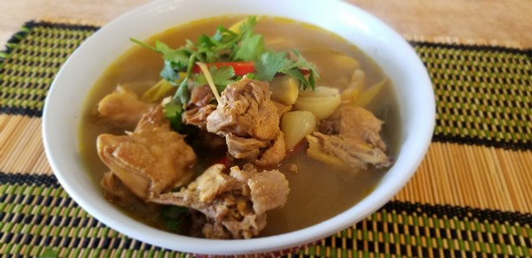 ไก่บ้านต้มขมิ้น