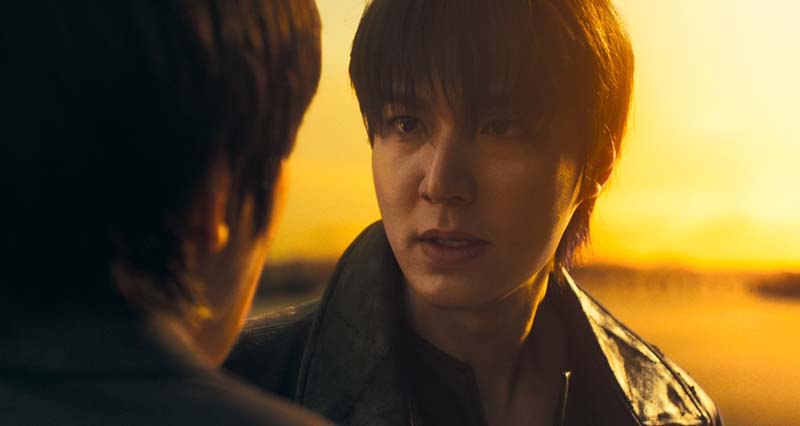 อีมินโฮ และ อันฮโยซอบ ในฉากแอ็คชั่นจาก Omniscient Reader: The Prophecy