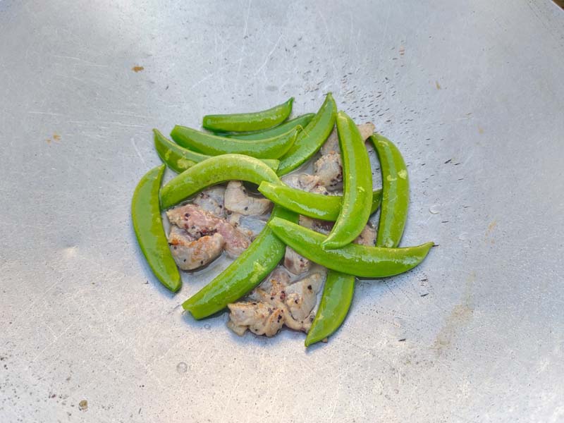 ถั่วลันเตาผัดหมูพริกไทยดำ