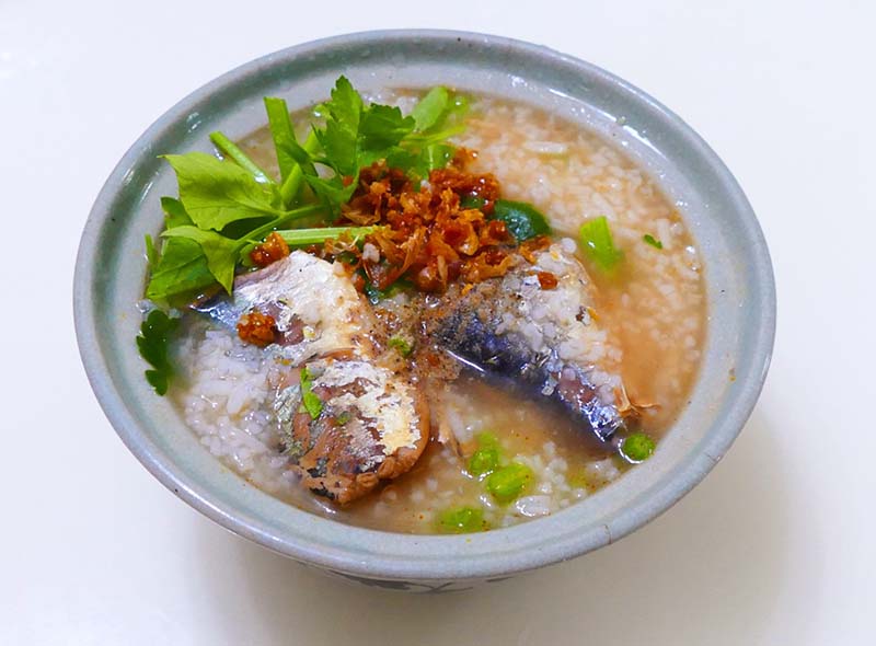 ข้าวต้มปลากระป๋อง ไข่เจียวซอสปลากระป๋อง