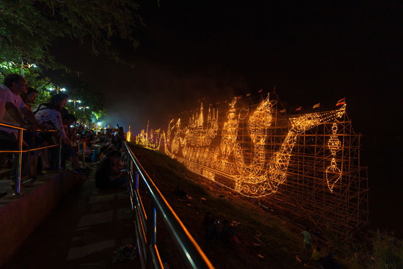 ไหลเรือไฟ นครพนม
