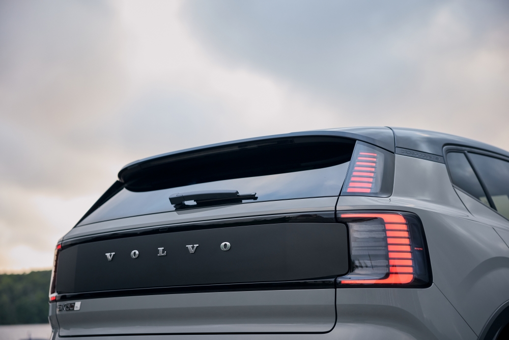 volvo ex30 cross country