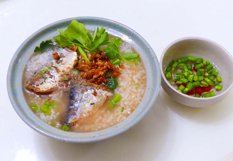 ข้าวต้มปลากระป๋อง ไข่เจียวซอสปลากระป๋อง