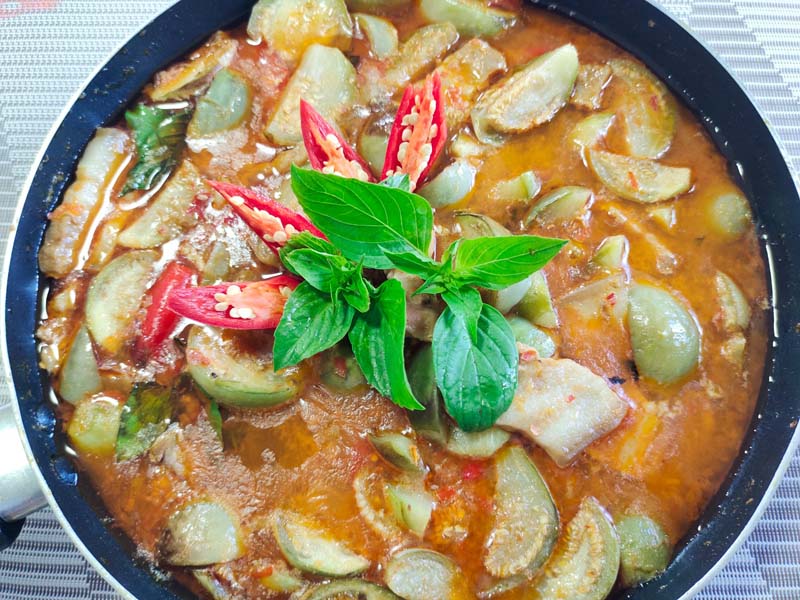 แกงเผ็ดหมูสามชั้นมะเขือเปราะ