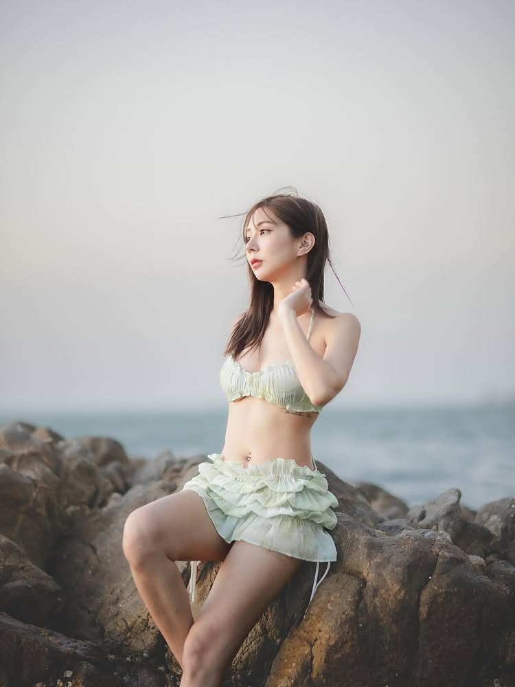 น้ำฝน ปริตา ดารา 7 สี ใส่ทูพีซเซ็กซี่ แชะภาพริมทะเล