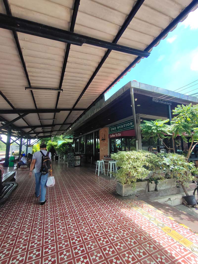 นั่งรถไฟไปเที่ยวอยุธยา