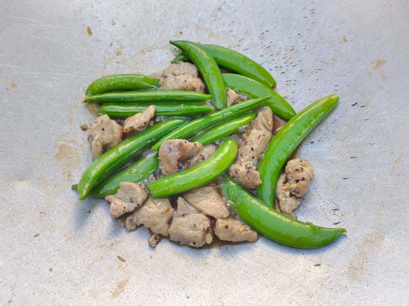 ถั่วลันเตาผัดหมูพริกไทยดำ