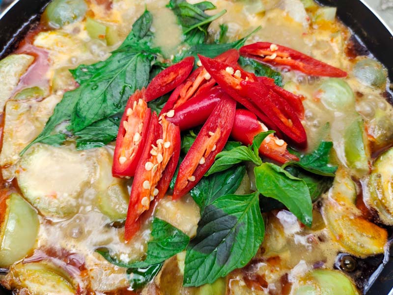 แกงเผ็ดหมูสามชั้นมะเขือเปราะ
