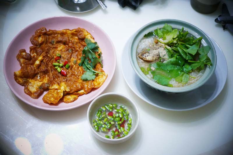 ข้าวต้มปลากระป๋อง ไข่เจียวซอสปลากระป๋อง