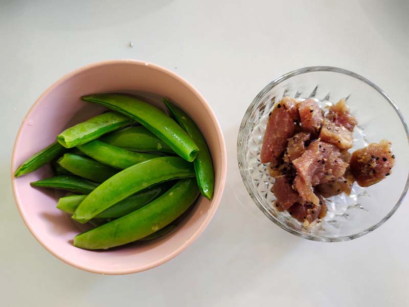 ถั่วลันเตาผัดหมูพริกไทยดำ