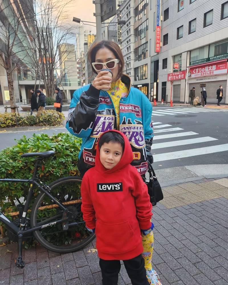 ภาพจาก Instagram chomismaterialgirl