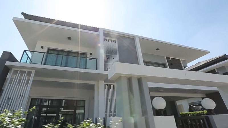 บ้านใหม่ บอล เชิญยิ้ม