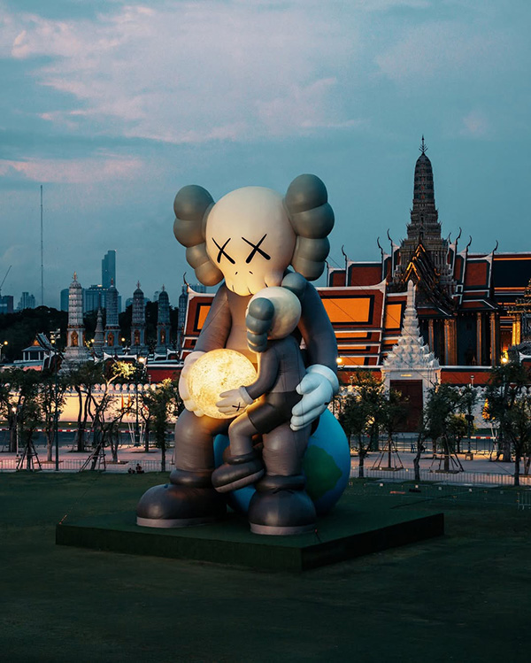 KAWS:HOLIDAY THAILAND