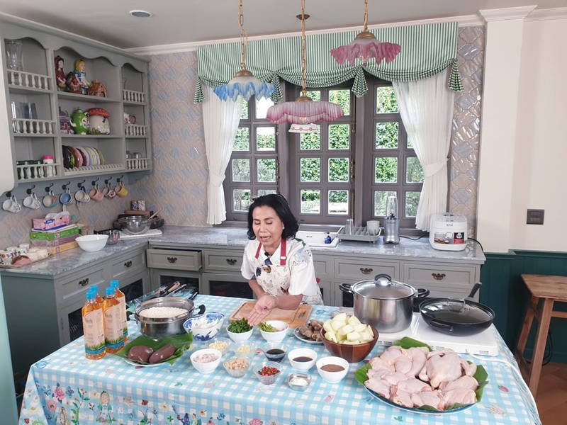 ครัวยายหนิง บ้านชมพู่