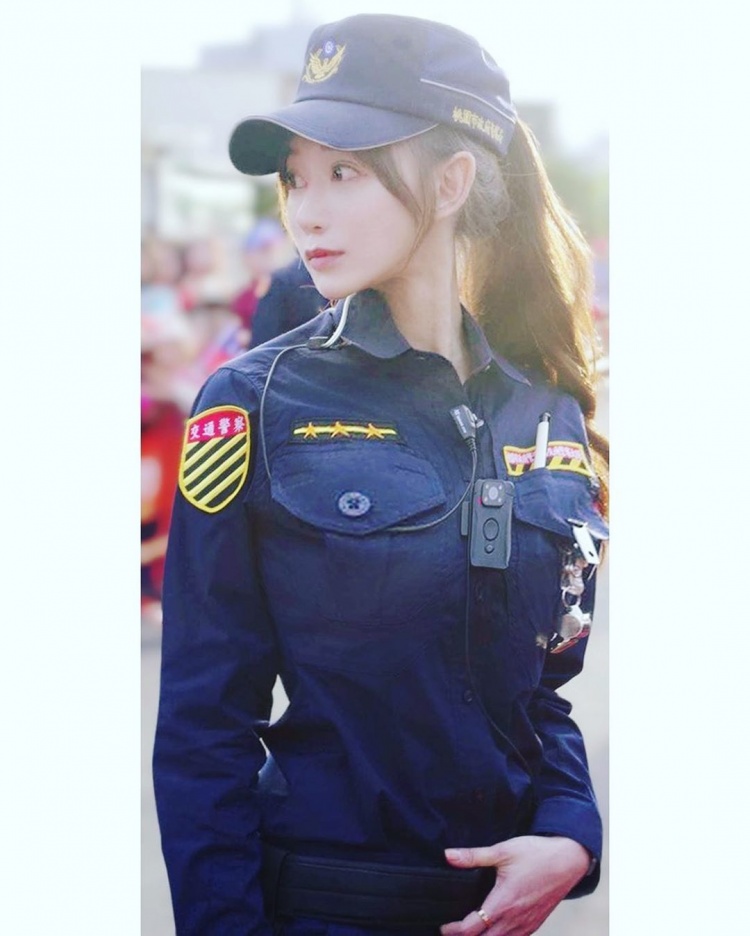 ตำรวจสวย
