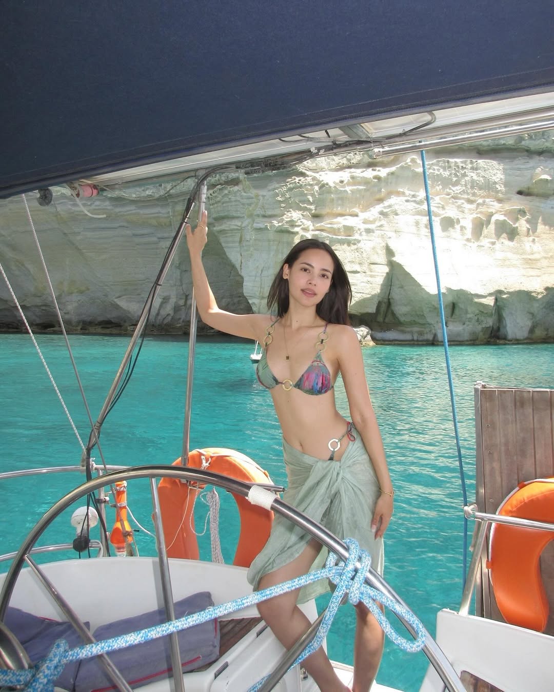 ญาญ่า อุรัสยา ชีเสิร์ฟบิกินี่ตัวจิ๋ว
