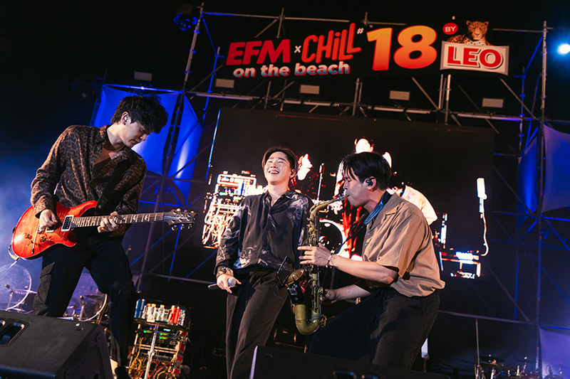 EFMxChill on The Beach 18 Slapkiss