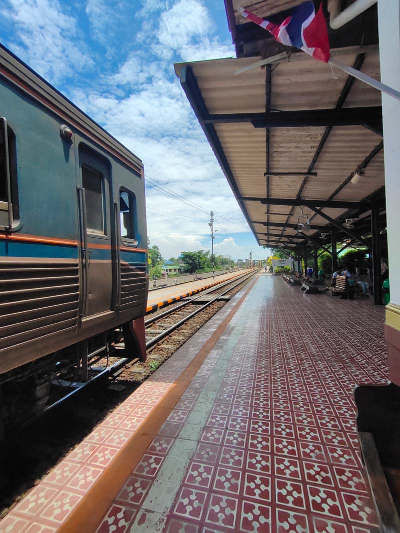 นั่งรถไฟไปเที่ยวอยุธยา