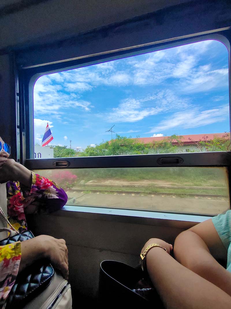 นั่งรถไฟไปเที่ยวอยุธยา