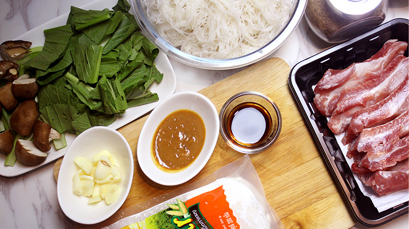 ราดหน้าซี่โครงหมูตุ๋น