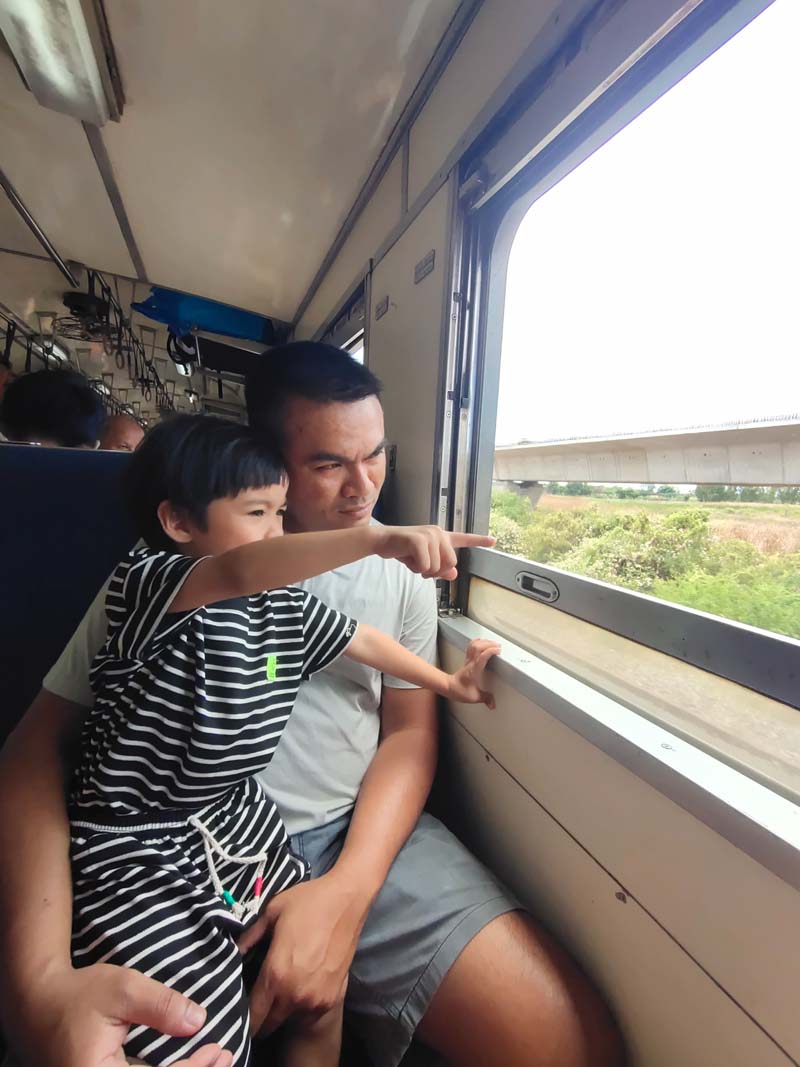 นั่งรถไฟไปเที่ยวอยุธยา