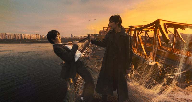 อีมินโฮ และ อันฮโยซอบ ในฉากแอ็คชั่นจาก Omniscient Reader: The Prophecy