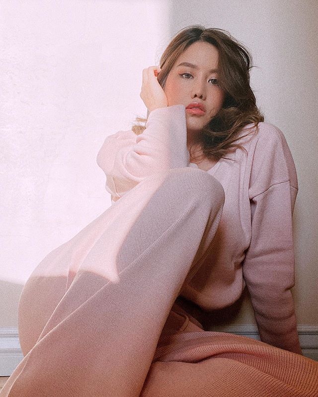 หญิง พลอยชมพู