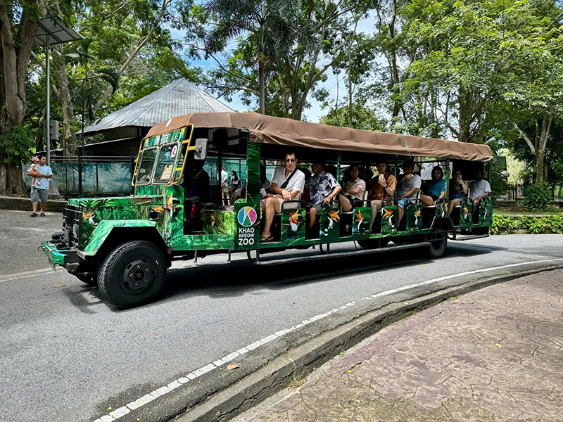 บริการรถรางนำเที่ยว ที่สวนสัตว์เปิดเขาเขียว