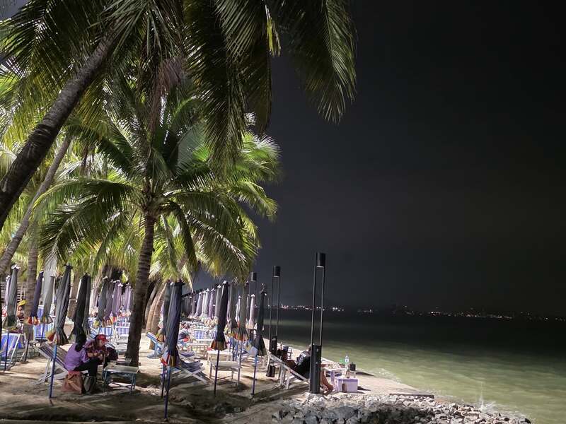 เที่ยวหาดบางแสน