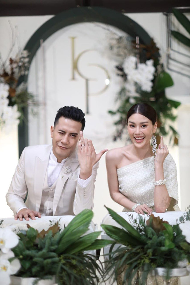 ชุดแต่งงาน, กร ษิภูตา