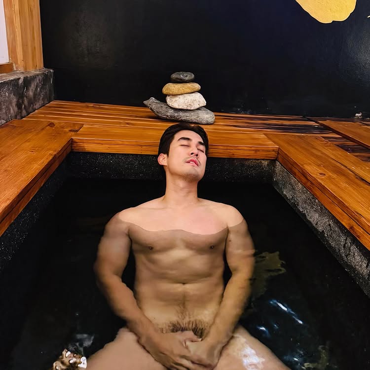 ดิว นัทธพงศ์ โชว์ภาพหวิว เปลื้องผ้าแช่ออนเซ็น