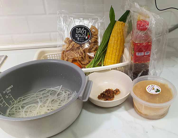 ตำเส้นเล็กหมูยอ