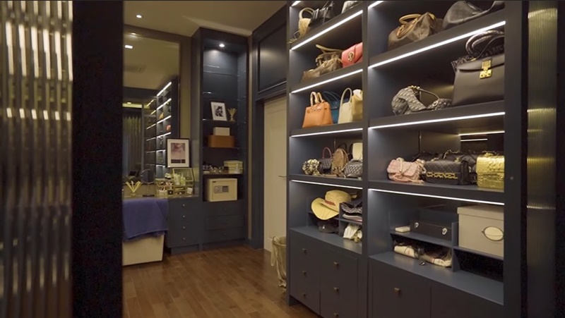 Walk-in Closet