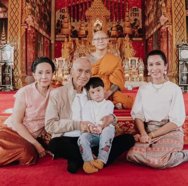 เศรษฐา ศิระฉายา