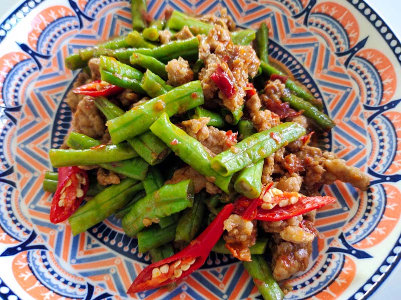 ผัดพริกแกงหมูถั่วฝักยาว