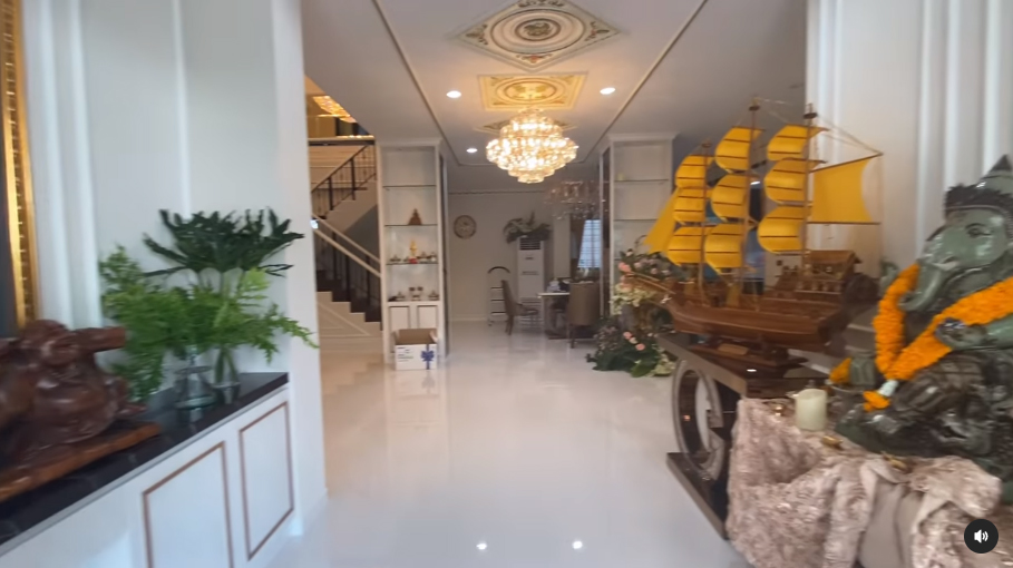 บ้านฮาย อาภาพร