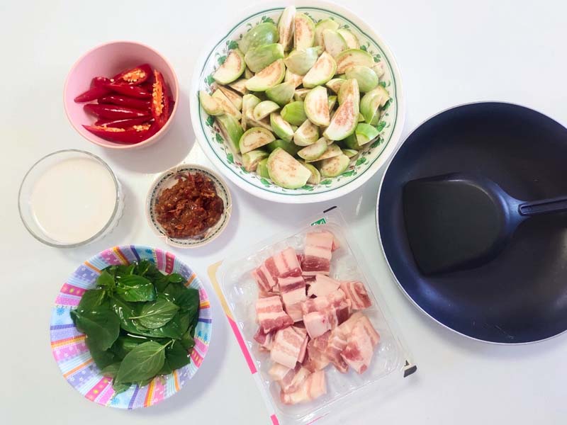แกงเผ็ดหมูสามชั้นมะเขือเปราะ