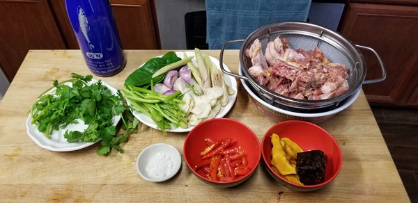 ไก่บ้านต้มขมิ้น