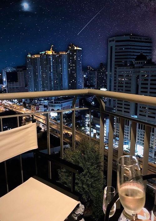 วิวระเบียงห้องนอนตอนกลางคืน