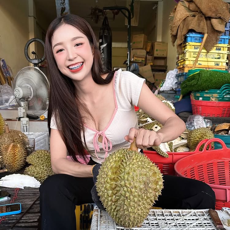 น้องนก สุขธิดา แม่ค้าทุเรียนสุดฮอต ที่หนุ่ม ๆ ถามหาวาร์ป