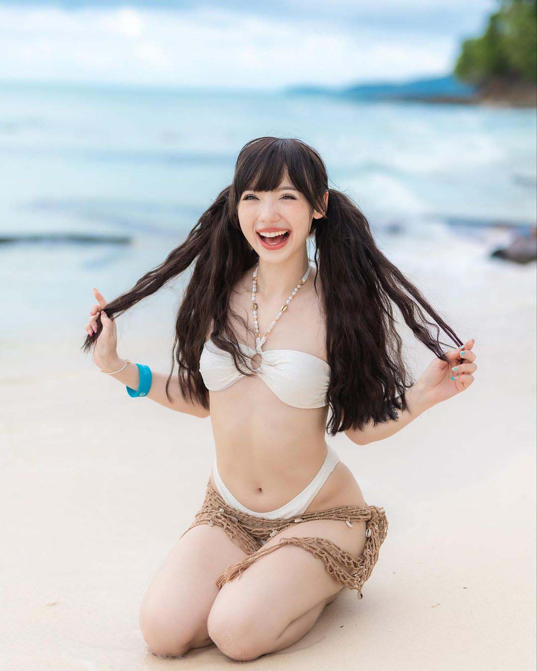 พลอยชมพู ญานนีน ชุดว่ายน้ำ