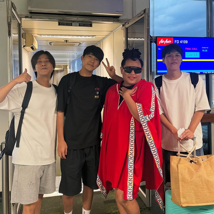 พี่จอง คัลแลน น้องแดน 3 หนุ่มเกาหลี แต่งหล่อใส่สูท ทำเอฟซี กรี๊ดสลบ